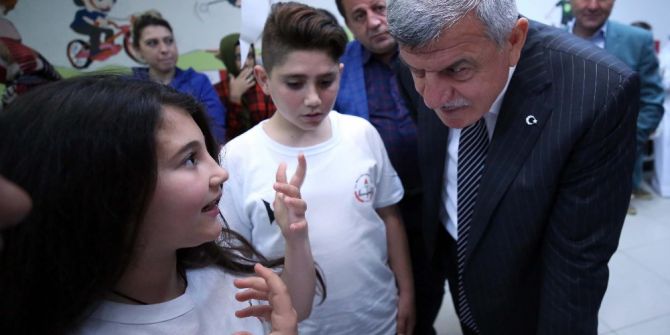 Başkan Karaosmanoğlu, “Bilim Yolunda Öğrencilerimizin Destekçisiyiz”