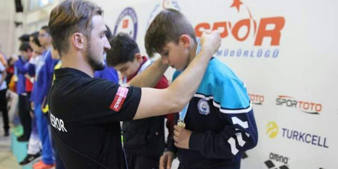 Yıldırımlı Yüzücüler Havuzdan ‘Altın’ Çıkardı