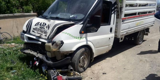 Motosiklet Kamyonetin Altında Kaldı: 2 Yaralı