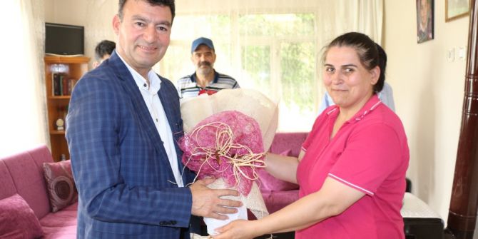 Başkan Akın, Anneler Gününde Gazi Annesi Ayşe Gürer’i Ziyaret Etti