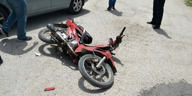 Motosiklet İle Otomobil Çarpıştı: 3 Yaralı