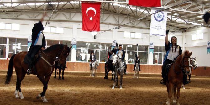 At Üzerinde Kep Atarak Mezun Oldular