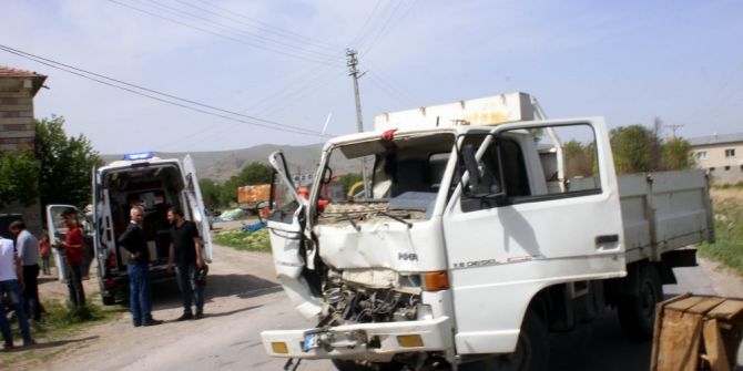 Kamyonet Kepçeye Çarptı: 2 Yaralı