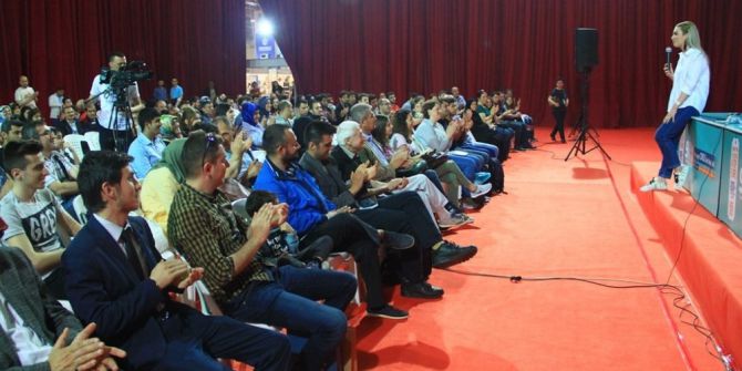 Cansu Canan Özgen Kitap Fuarı’nda İzleyenleri İle Buluştu