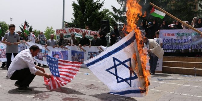 İsrail’i Protesto Edip Bayrak Yaktılar