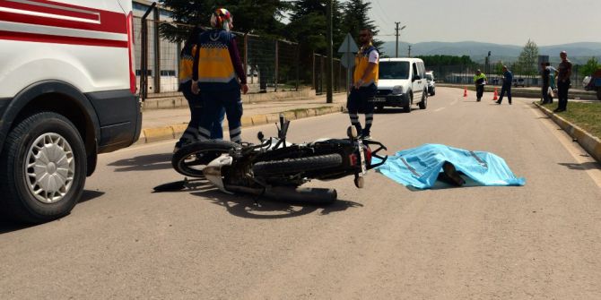 Motosiklet İle Otomobil Çarpıştı: 1 Ölü, 1 Yaralı