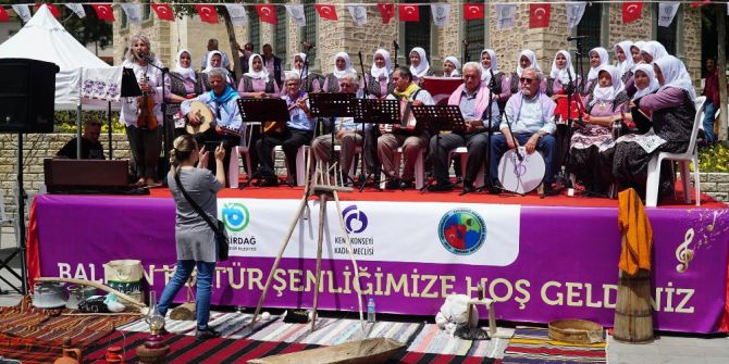 Köylü Kadınların Korosu İzleyicileri Mest Etti