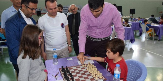 Tokat’ta Ödüllü Satranç Turnuvası Başladı