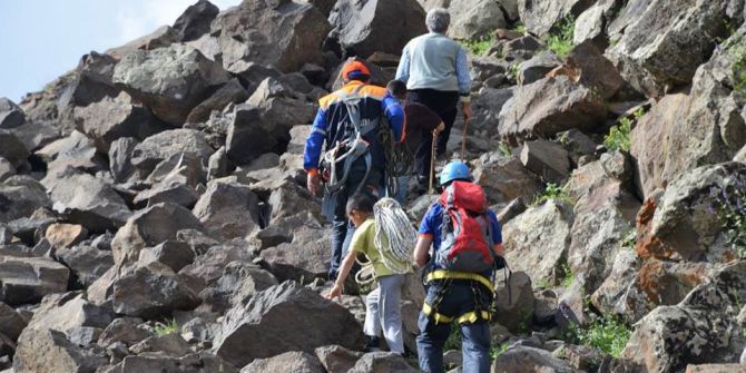 Afad, Kayalıklarda Mahsur Kalan Keçileri Halatlarla Kurtardı