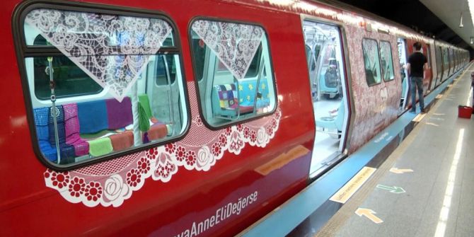 İstanbul’da Metroya Binen Annelere "Anneler Günü" Sürprizi