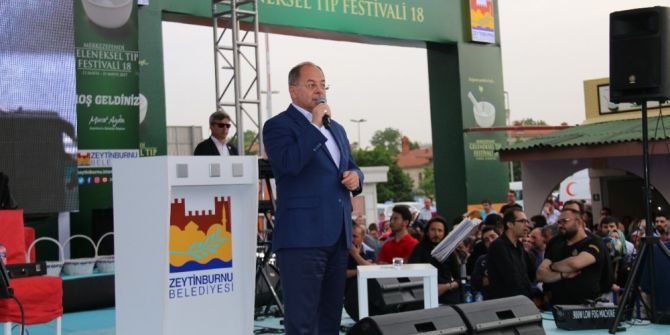 Bakan Akdağ, Merkezefendi Geleneksel Tıp Festivali’nde Mesir Macunu Dağıttı