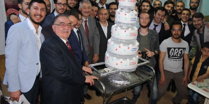 Huzur Erkek Öğrenci Yurdunda Mezuniyet Sevinci