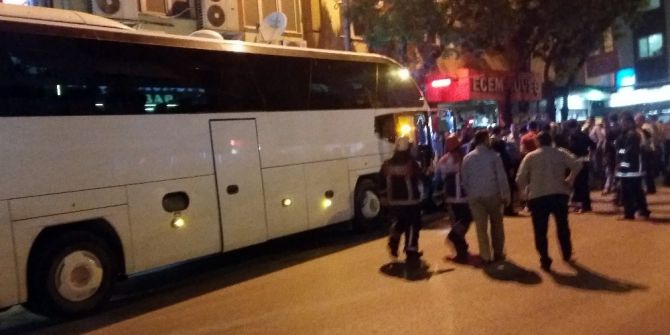 Kontrolden Çıkan Tur Otobüsü Park Halindeki Araçlara Çarptı: 1 Yaralı