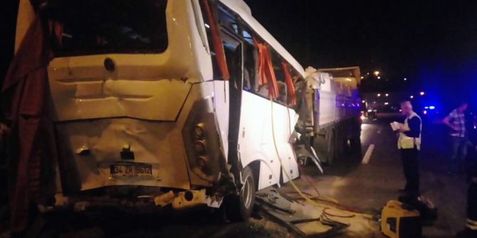 Servis Midibüsü İki Tırın Arasında Kaldı: 8 Yaralı