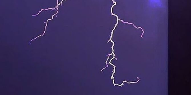 Edirne’de Şimşekler Gökyüzünü Aydınlattı