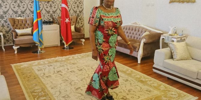 69 Yaşındaki Sefire Gençlere Taş Çıkarttı