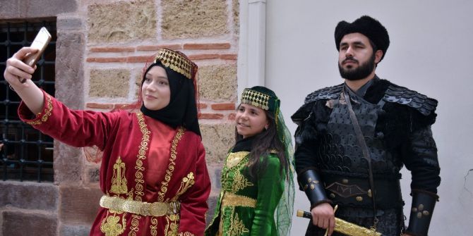 Ertuğrul Gazi Türbesi Önünde Nöbet Tutan Kayı Alpleriyle Fotoğraf Çektirmek İçin Sıraya Giriyorlar