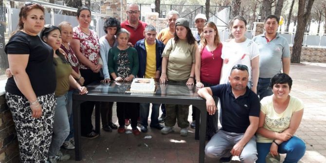 20 Gün Önce Ölen Zihinsel Engelli Arkadaşları İçin Doğum Günü Kutladılar