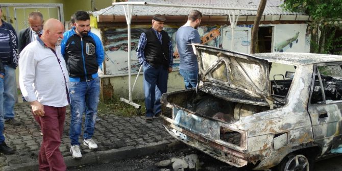 Balkondan Atılan Tüp Bomba Gibi Patladı, Otomobil Alev Alev Yandı