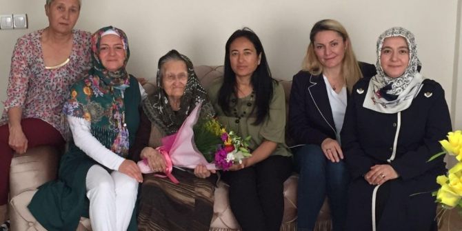 Ak Parti Kadın Kollarından Anneler Günü Ziyareti