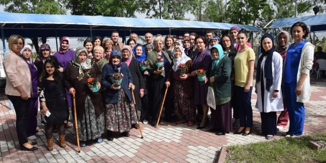 Özel Ümit Huzurevindeki Anneleri Unutmadı