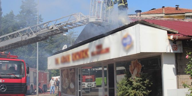 Bacadan Çıkan Yangın Ekmek Fırınını Kül Etti