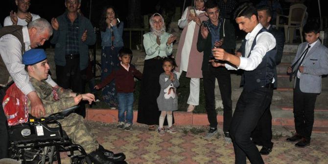 Engelli Gencin 1 Günlük Askerliği İçin Eğlence Düzenlendi