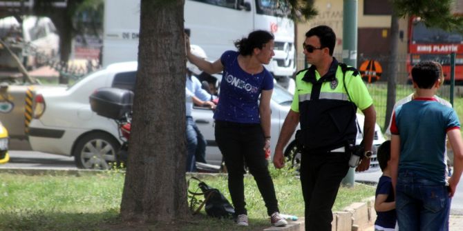 Çocuklarının Gözü Önünde Karısını Bıçakladı, Taksi Şoförünü Rehin Aldı