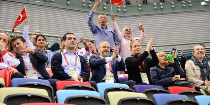 Bakan Kılıç’tan Anne Sporculara Bakü’de Anneler Günü Sürprizi