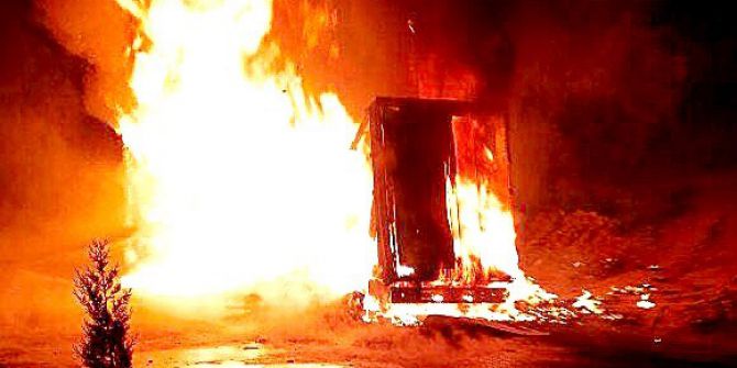 Tırın Dorsesi Seyir Halinde Yanmaya Başladı