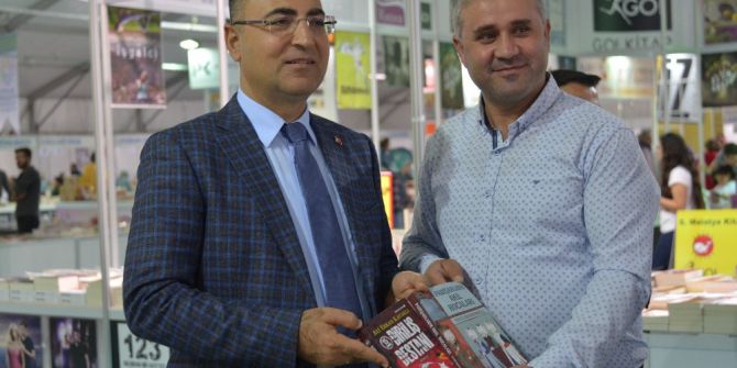 Vali Toprak Malatya Anadolu Kitap Ve Kültür Fuarını Ziyaret Etti