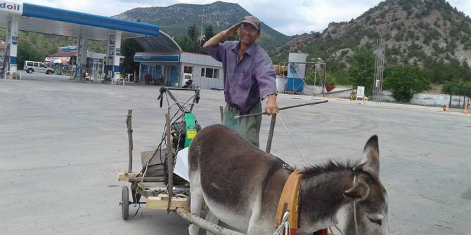 Tek Eşeği İle Çiftçilik Yapıyor