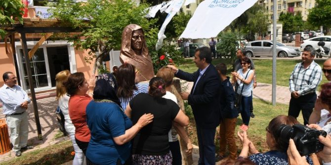 Çetin, Anneler Günü’nde Zübeyde Hanım Büstü Açtı