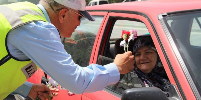 Konya’da Trafik Polisinden Kadın Sürücülere Karanfil Sürprizi