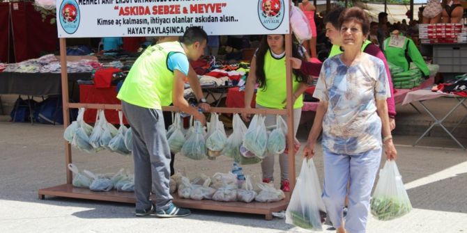 Ayvalık’ta Mehmet Akif Ersoy Ortaokulu Öğrencilerinden Askıda Sebze Ve Meyve Uygulaması