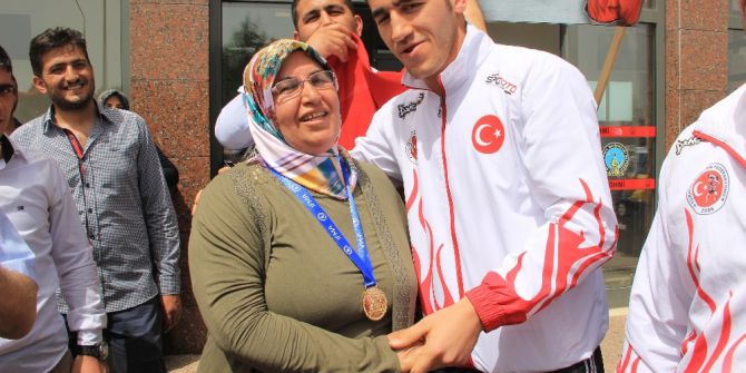 Dünya Şampiyonundan Annesine Anlamlı Hediye