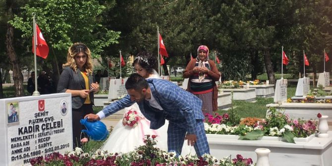 Anneler Gününde Şehitliğe Koştular