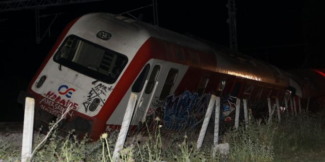 Yunanistan’da Tren Eve Çarptı: 2 Ölü