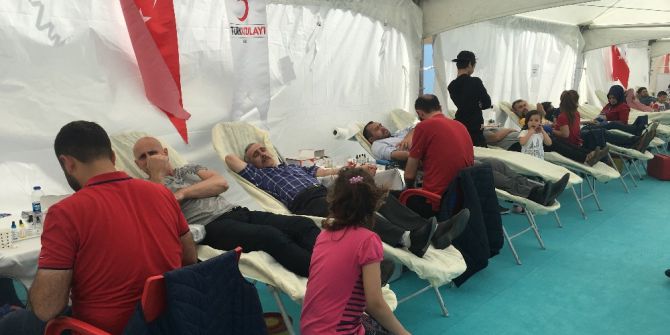 Kan Bağışı Festivalinde Vatandaşlar Kan Vermek İçin Seferber Oldu
