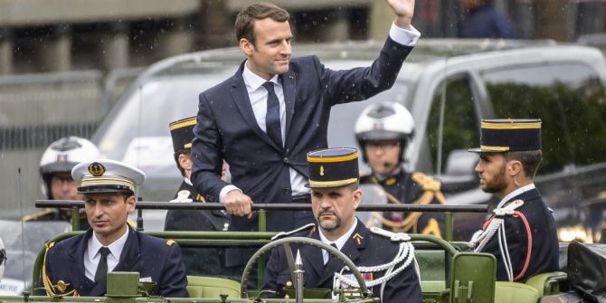 Macron Halkı Selamladı