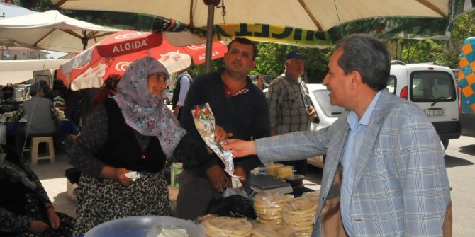 Başkan Akkaya’dan Annelere Çiçek