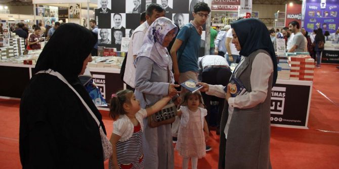 Kocaeli Kitap Fuarında Annelere Jest