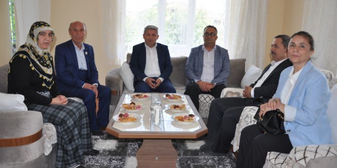 Başkan Uysal Şehit Annelerini Ziyaret Etti