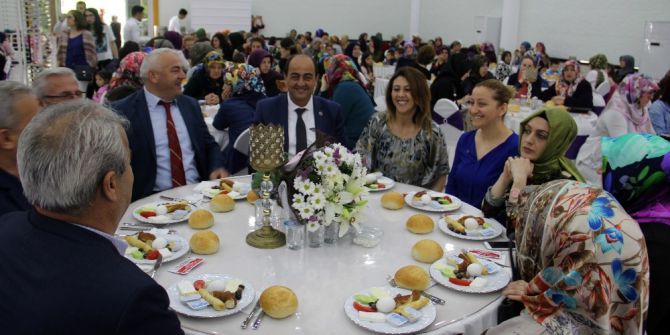Demirtaş Anneler Gününde Kadınlara Eğlence Düzenledi