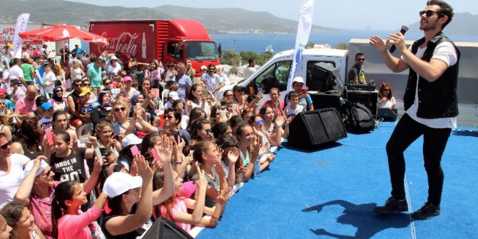 11’inci Bodrum Uçurtma Festivali’nde Cem Belevi Konser Verdi