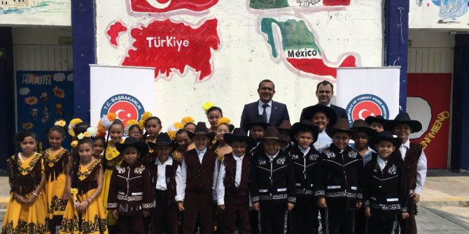 Tika Meksika’daki Türkiye İlkokuluna Okul Malzemesi Ve Eğitici Ekipman Desteğinde Bulundu