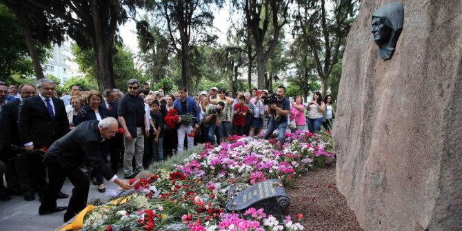 Kılıçdaroğlu, Zübeyde Hanım’ın Anıt Mezarını Ziyaret Etti