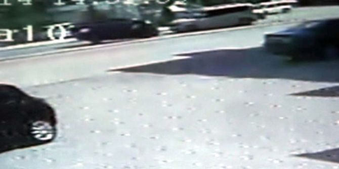 Takla Atarak Karşı Şerite Uçan Otomobilin Kaza Anı Güvenlik Kamerasına Yansıdı