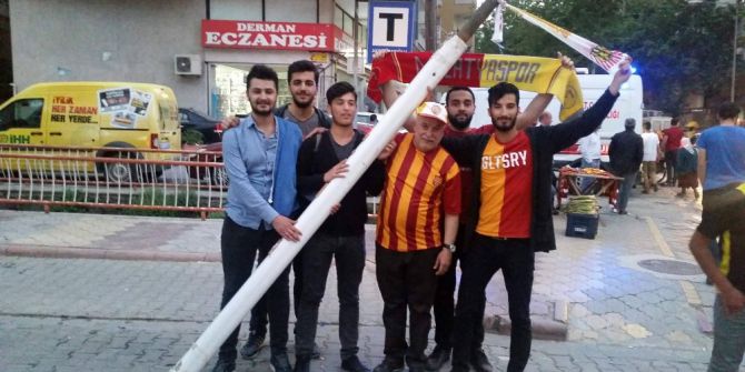 Hatıra Olarak Stadının Kale Direğini Aldılar