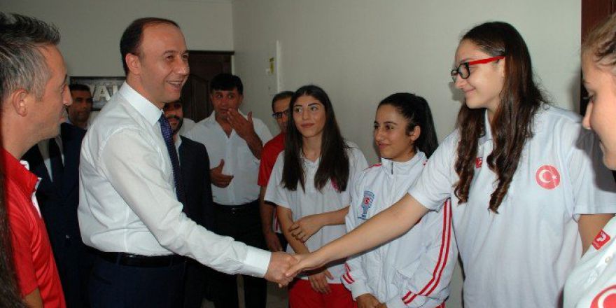 Şampiyon Boksörler Vali Erin’i Ziyaret Etti